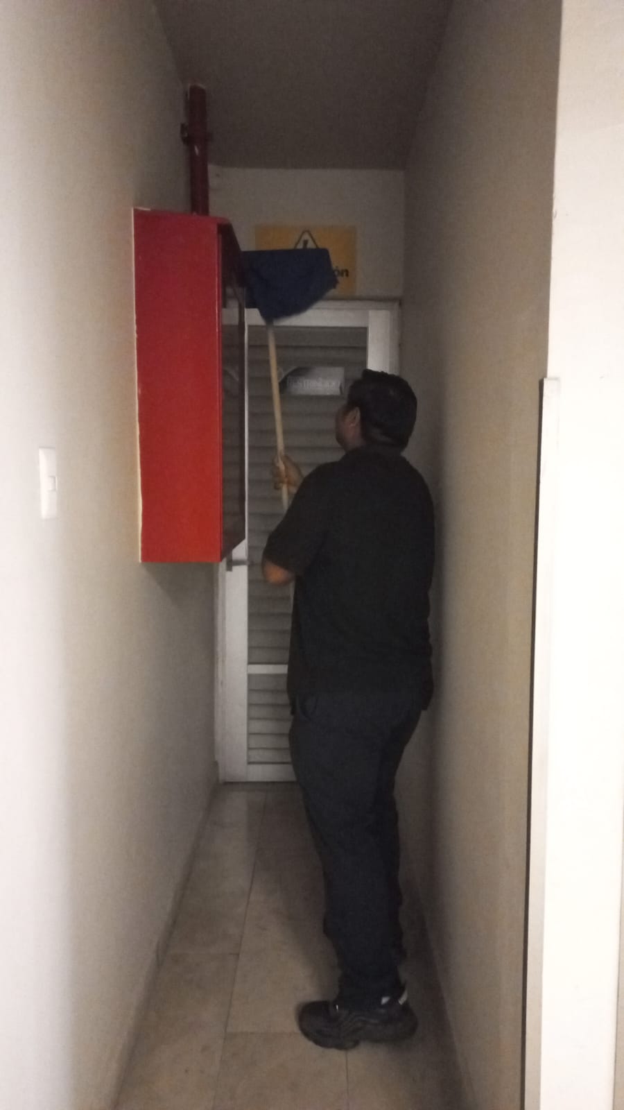 Equipo de limpieza en acción